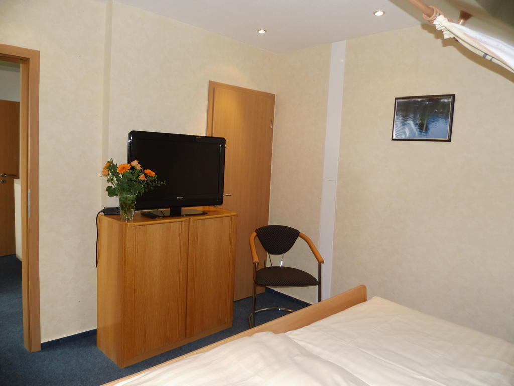 Hotel Zum Lutten Didi Friedeburg Экстерьер фото